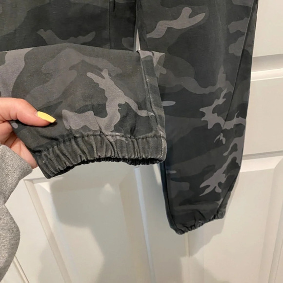 TNA Aritzia Alix joggers pants Gray Camo, 16674 - Picture 4 of 16